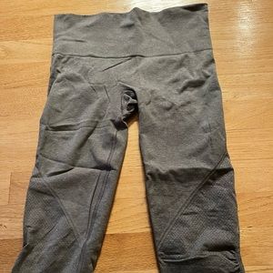 Lululemon CROPPED grey leggings with rouching at the ends. Size 4- LIGHTLY WORN